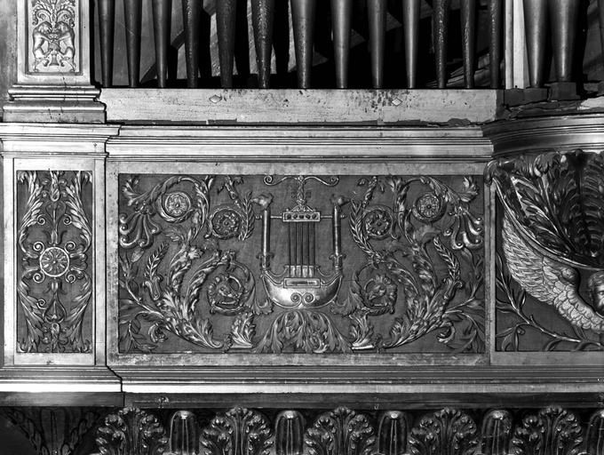 Orgue, détail de la boiserie du bas