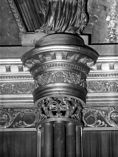 Orgue, détail de la boiserie du haut