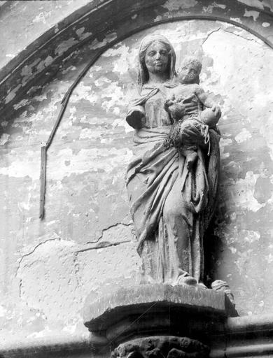 Façade ouest, porche, statue de la Vierge sur tympan