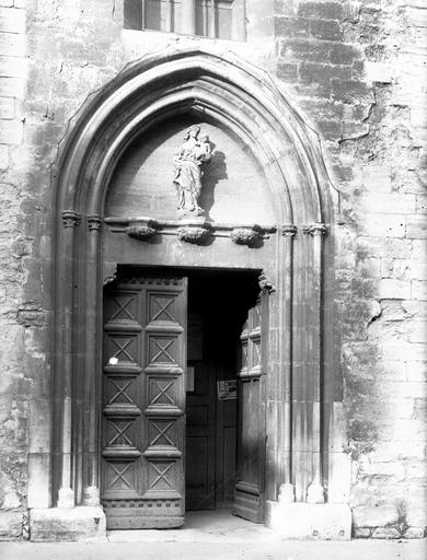 Façade sud, porche d'entrée