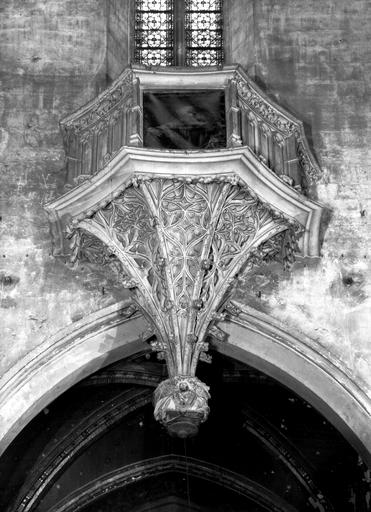 Balcon de pierre, face latérale nord de la nef, face