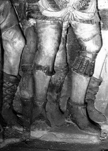 Chemin de Croix, première chapelle latérale sud, détail de jambes de soldats