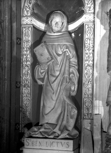 Première chapelle latérale sud, statue en pierre, sainte Scholastique