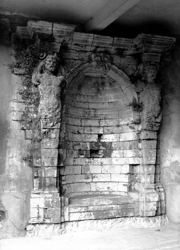 Fontaine dans la cour de l'école de garçons, ensemble