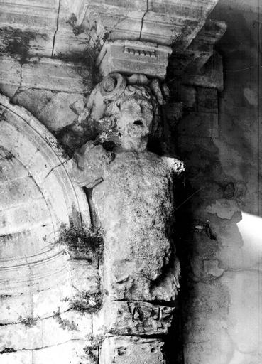 Fontaine dans la cour de l'école de garçons, détail de cariatide