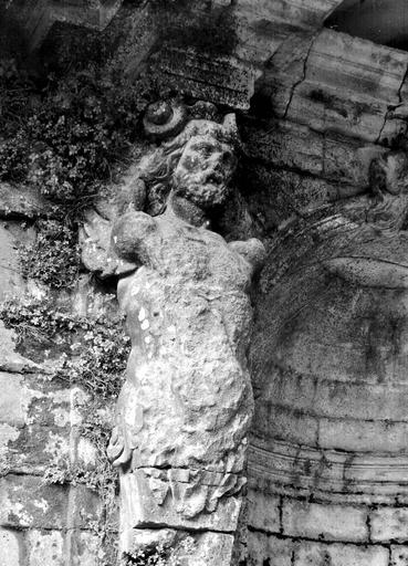 Fontaine dans la cour de l'école de garçons, détail de cariatide