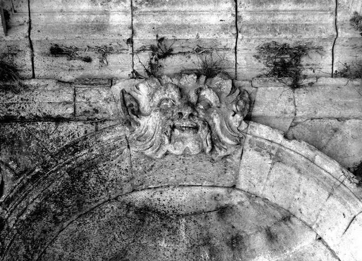 Clef de voûte de l'arc de la fontaine, cour de l'école de garçons