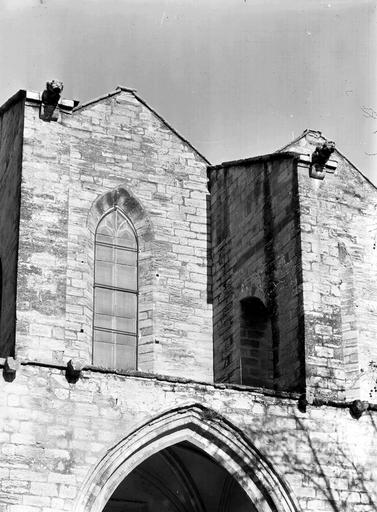 Contrefort et façade, fenêtre latérale sud