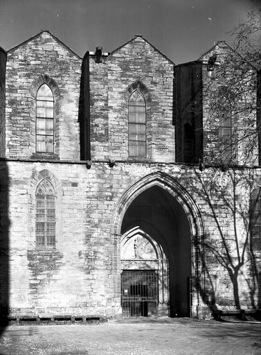 Façade latérale sud, travée des porches, entrée