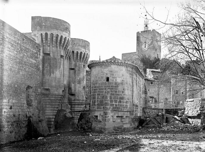 Ensemble, avec la tour de l'horloge