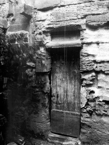 Petite porte dans la cour d'entrée ; quartier de la Tour dite de Philippe le Bel