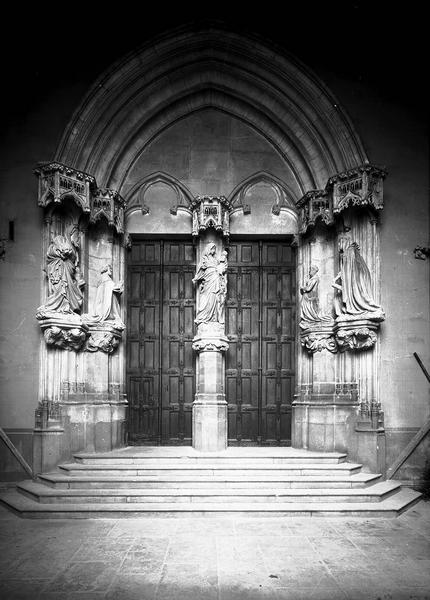 Chapelle moderne, portail, statues