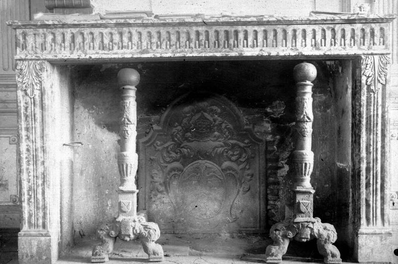 Cheminée, marbre ; plaque et landiers (chenets), fonte - © Ministère de la Culture (France), Médiathèque du patrimoine et de la photographie, diffusion RMN-GP