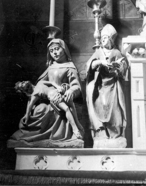 Groupe sculpté : Vierge de Pitié ; Statue : un saint évêque