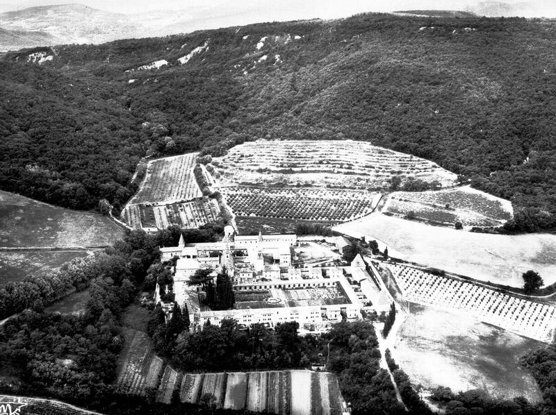 Vue aérienne prise de l'est vers l'ouest