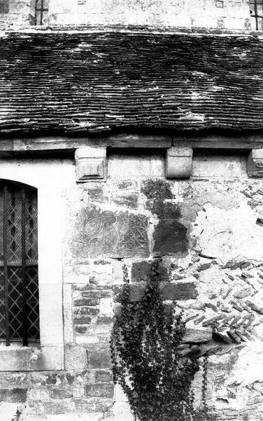 Façade sud, fragment roman encastré dans le mur