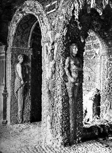 Grotte en rocaille du rez-de-chaussée, figures sculptées sur les piles, pl.26