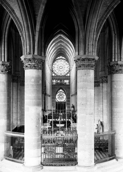 Choeur et nef, vue axiale vers l'ouest