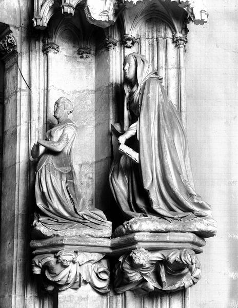 Portail de l'église : statues : Marguerite de Flandre, sainte Catherine