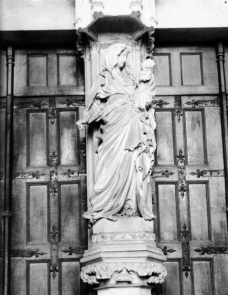 Portail de l'église, statue : Vierge à l'Enfant, pierre