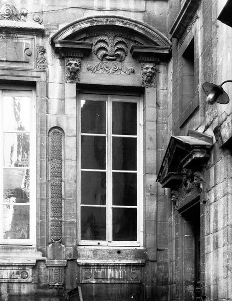 Façade sur la cour. Encadrement d'une fenêtre latérale, pierre sculptée