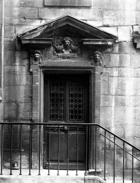 Façade sur la cour. Porte de l'escalier, encadrement en pierre sculptée