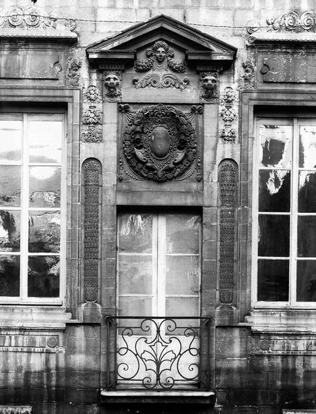 Façade sur la cour. Encadrement de la fenêtre centrale, pierre sculptée