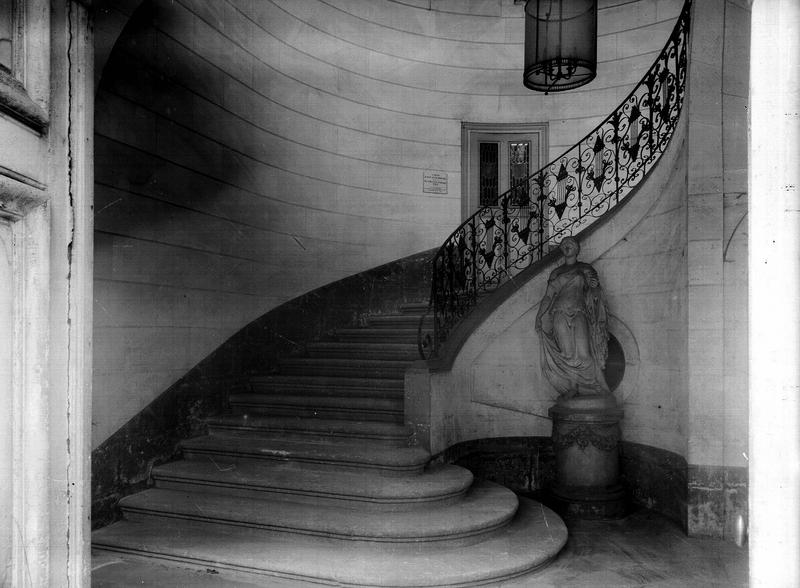 Escalier, pierre et fer forgé