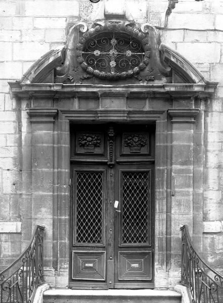 Cour d'honneur, porte d'entrée et encadrements pierre et bois sculptés