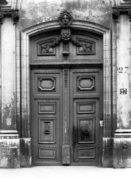 Porte d'entrée et encadrement, bois sculpté et pierre