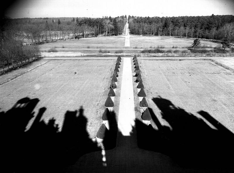 Ombres des cheminées sur le parterre