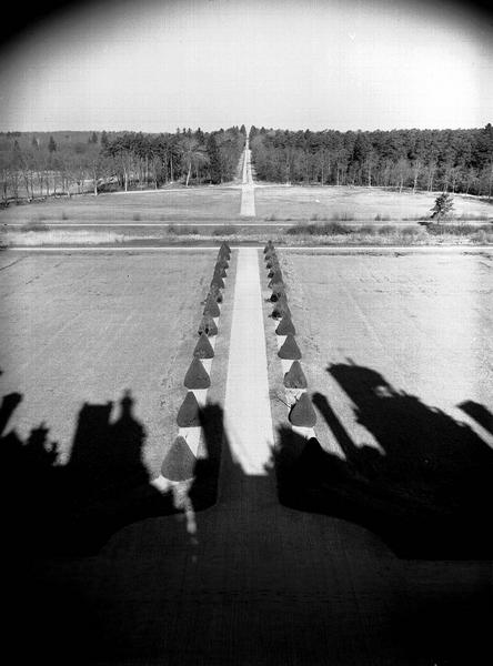 Ombres des cheminées sur le parterre