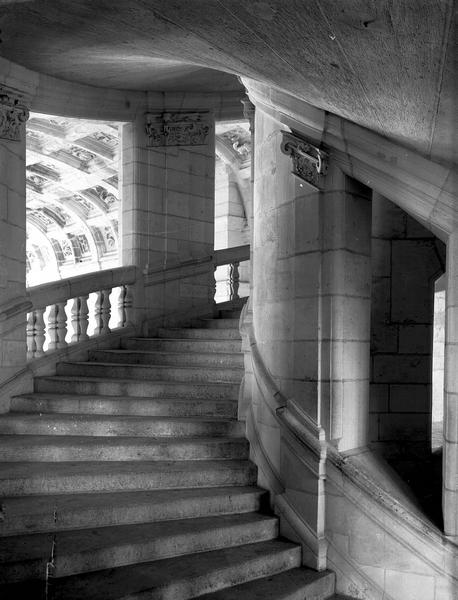 Intérieur, grand escalier François 1er