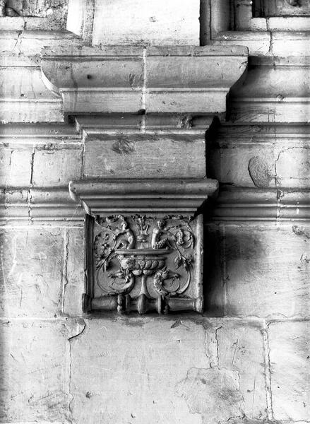 Intérieur. Relief de la retombée de la voûte à caissons