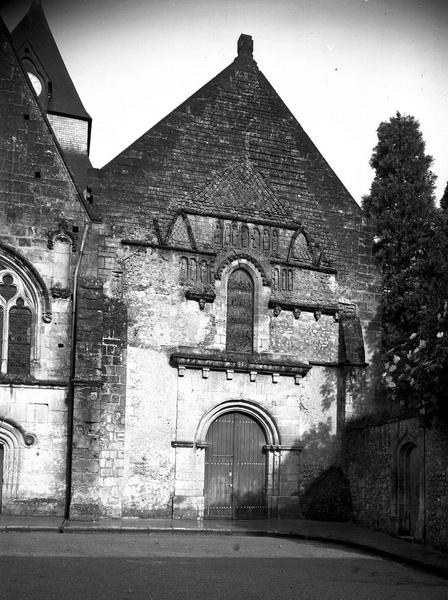 Façade orientale. Pignon de droite avec fragments du début du Xie siècle, détails