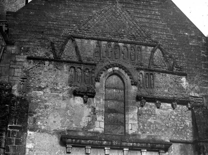 Façade orientale. Pignon de droite avec fragments du début du Xie siècle, détails