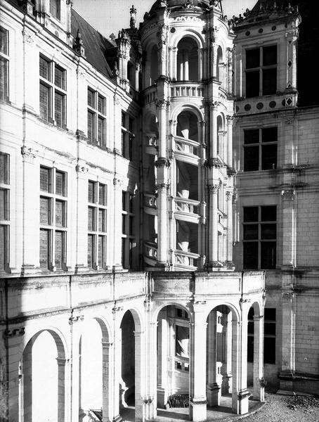 Escalier François 1er, angle nord-est