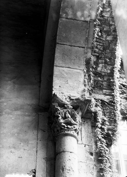 Croisillon sud du grand transept, ouverture de l'inter-transept chapiteau nord de l'arc