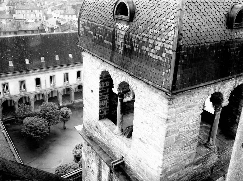 Cour cloitre et tour de l'horloge