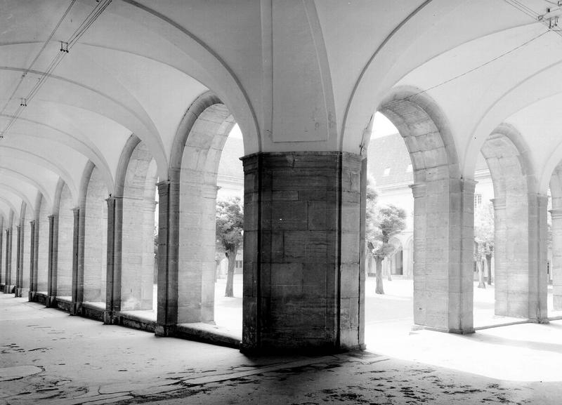 Cour du cloître, les galeries