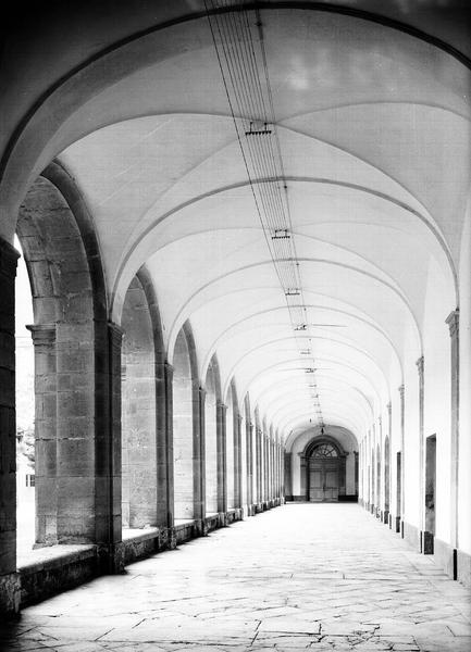 Cour du cloître, galerie