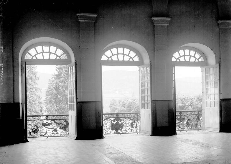 Premier étage, salle du corps central, sur la cour d'honneur : les fenêtres