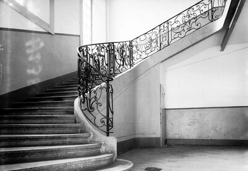 Escalier latéral, départ