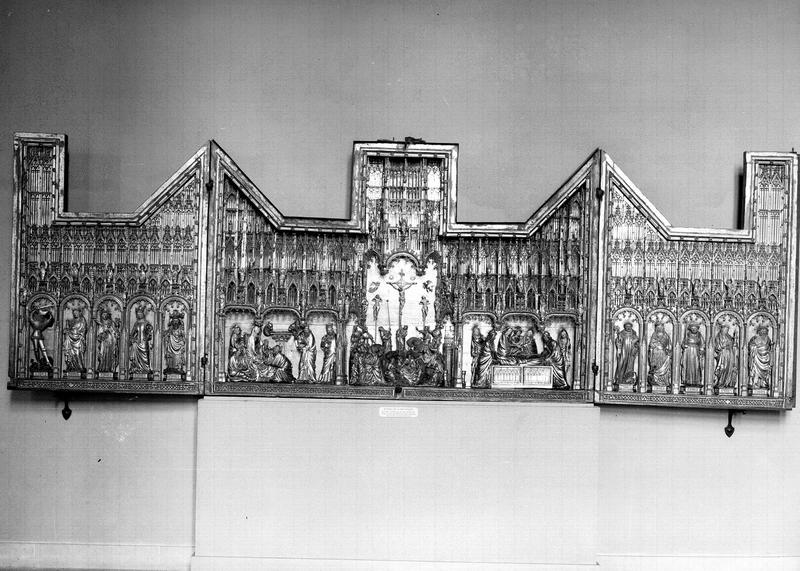 Retable : la Crucifixion ; bois sculpté, doré et peint - © Ministère de la Culture (France), Médiathèque du patrimoine et de la photographie, diffusion RMN-GP