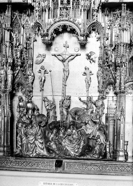 Retable ouvert, partie centrale : la Crucifixion - © Ministère de la Culture (France), Médiathèque du patrimoine et de la photographie, diffusion RMN-GP