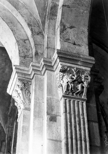 Intérieur. Chapiteau des piliers de la nef « Simon le magicien »