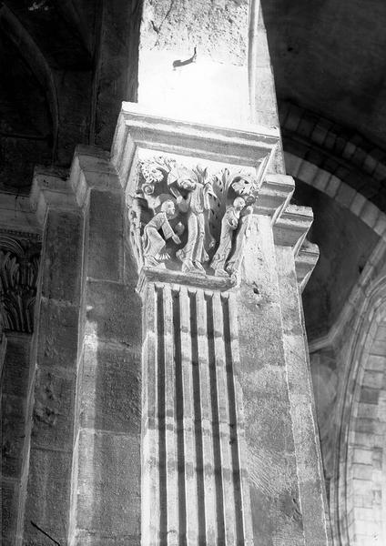 Intérieur. Chapiteau des piliers de la nef « Noli me tangere »