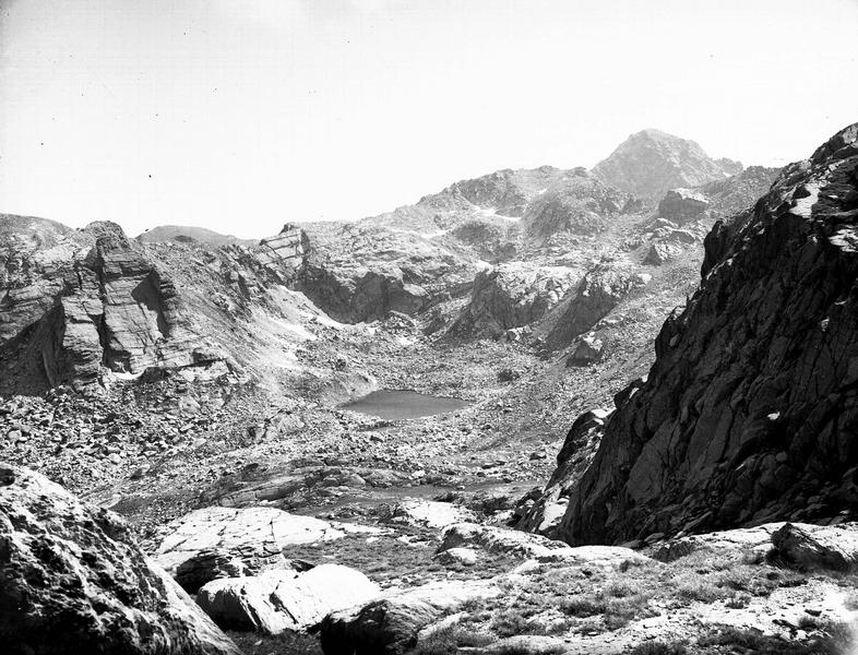 La Cima Laghi (à gauche) et le lac de la Mutta