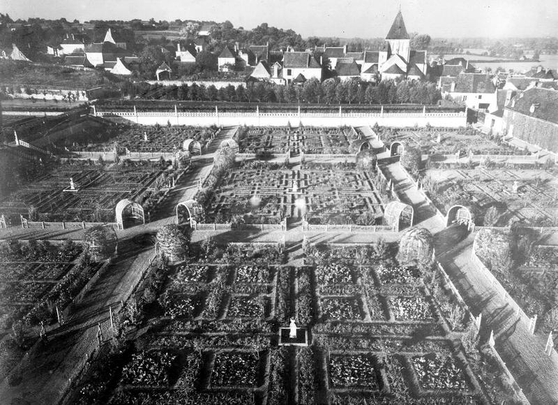 Côté ouest, jardins et village