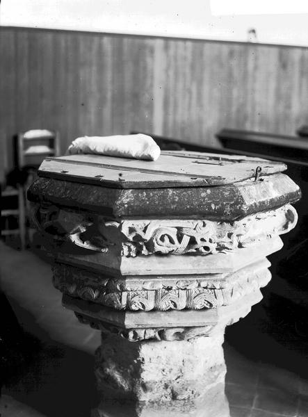 Fonts baptismaux en pierre sculptée, autre face - © Ministère de la Culture (France), Médiathèque du patrimoine et de la photographie, diffusion RMN-GP